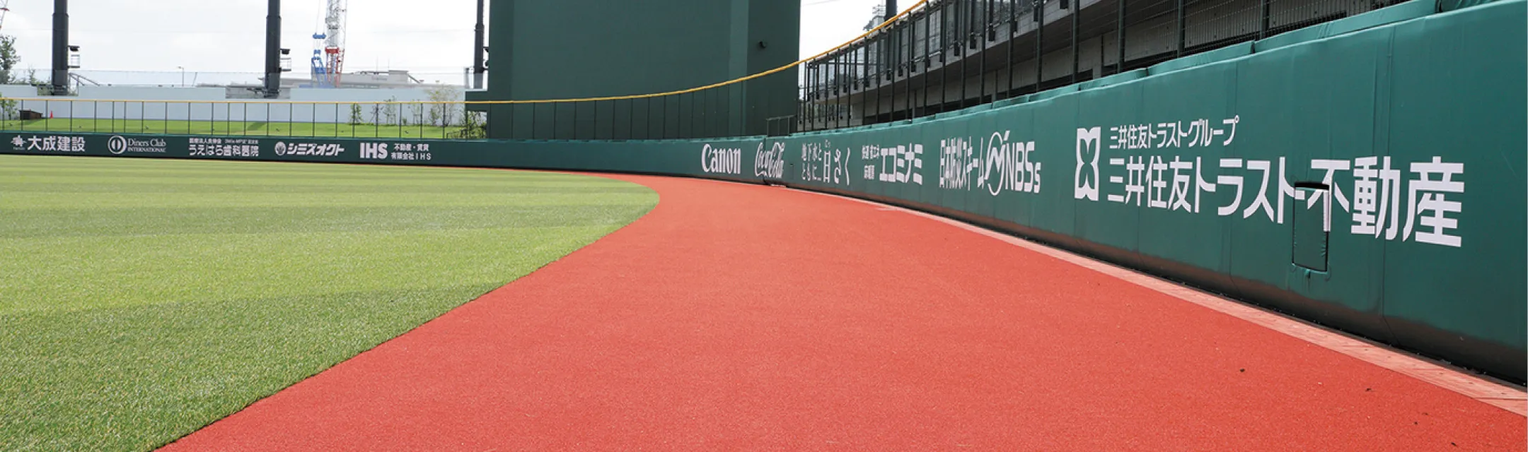 ジャイアンツタウンスタジアム 外野エリア 人工芝画像